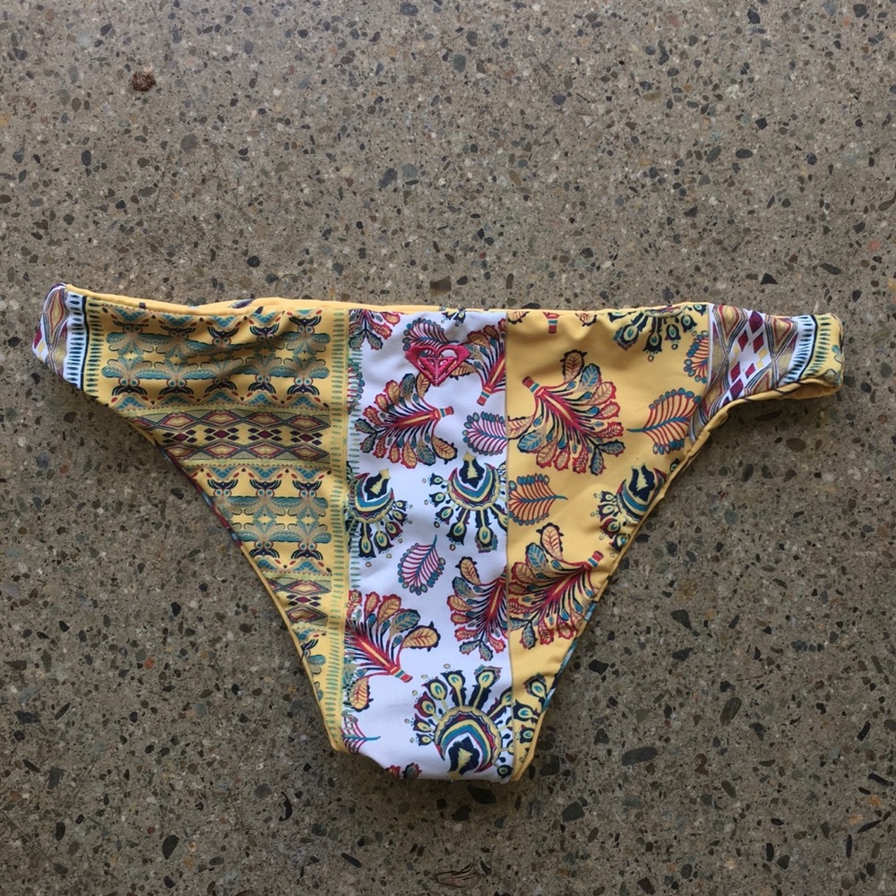 SOLD Roxy Bikini Set - Picture 4 of 7